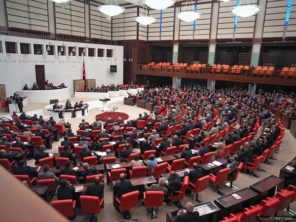 ‘Protokolde 9 basamak terfi’, ‘trafikte ge�i� �st�nl���’, ‘�m�r boyu k�rm�z� pasaport’un da yer ald��� teklifte milletvekillerine tan�nacak yeni haklar ��yle s�raland�:    <P>* <a target="_blank" href="http://www.memurlar.net/haber/372124/" title="Partilerden Milletvekilleri i�in ortak yasa teklifi">Partilerden Milletvekilleri i�in ortak yasa teklifi</a></P>