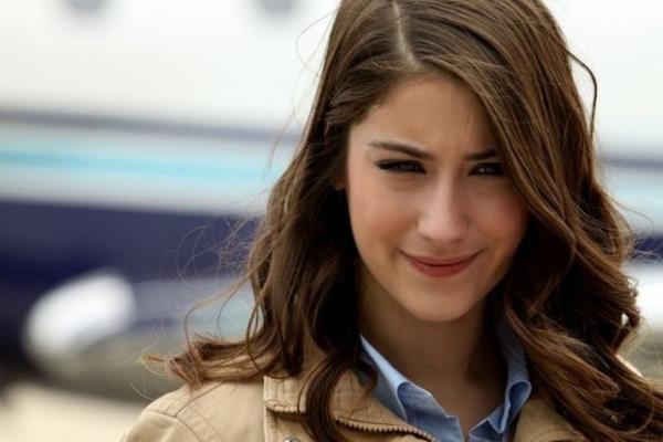 Hazal Kaya - 1.60 cm