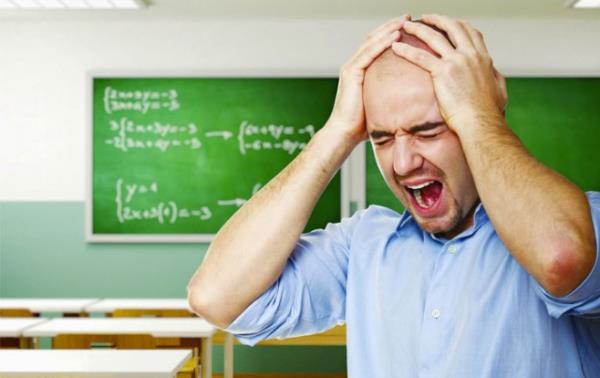 1. Zil almasa az bir zaman kala kantinden sra kapma planlar yapan renciyi derse katma abas.