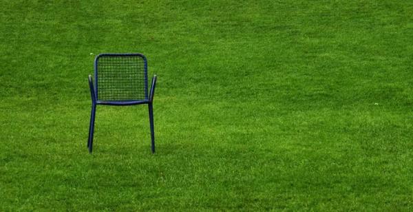 <p><b>5) Arkada olacam diye koltuu terk etmeyin!</b></p>  ocuklar iktidardan holanr, kurallarn olmad yerde kendilerini gvende hissedemezler. Ailede baskn bir karakterin olmas ve kararlar onun vermesi ocuun salkl geliebilmesi iin arttr. ocuklaryla arkada olmay tercih eden anne babalar, boalan ebeveyn koltuuna istenmeyen kiilerin yerlemesine davetiye karrlar. ocuunuzun bir sr arkada var. Ama sizden baka anne veya babas yok. Sakn unutmayn!