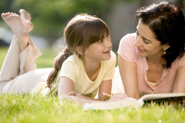 <p><b>2) ocuunuzun ilk retmeni olduunuzu unutmayn!</b></p>  Her ocuun ilk retmeni anne babasdr. Doumla birlikte alan ders zilini duymayan veliler kaybederler. nk okula yansyan birok davran bozukluu, alt bezli dnemden kalma hatralardr. Ve ?i?li gemi zamanlarda yaplan hatalarn, gelecek zamanlardaki telafisinin ok ar olur.