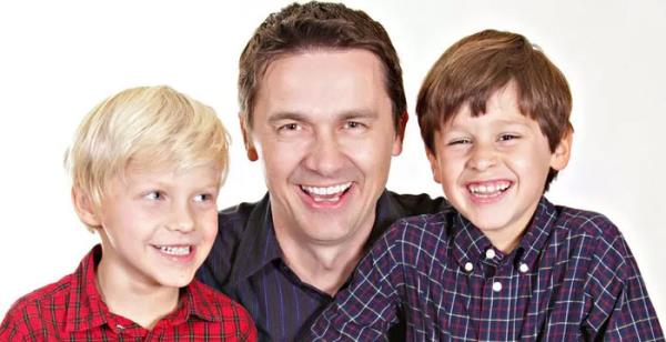 <p><b>1) ocuklarnzla birlikteyken dersinizi bo geirmeyin!</b></p>  ocuklar alfabeyi okulda renir ama anne babalarnn kelimeleriyle cmle kurarlar. ocuklarn okul hayat boyunca ve sonrasnda sergiledikleri birok davran, ailede verilen eitimden izler tar. Mesela siz emniyet eridinde byk bir pikinlikle direksiyon sallarken, ocuklar arka koltukta vatandalk dersindedir. Veya siz bankada sra bekleyen insanlarn nne gemek iin hamle yaparken, ocuklarmz hayat bilgisi dersinden ilk niteyi ilemektedir. Bu yzden ocuklarnzla geirdiiniz her bir dakikay, ileride davrana dnecek olan eitimin bir paras olarak grn.