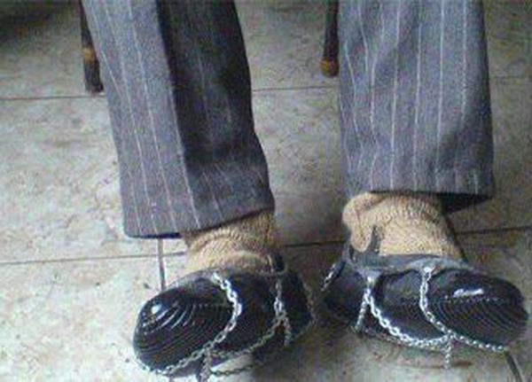 17. stendiinde ayakkab olarak da kullanlabilen zincirli k lastii kiti