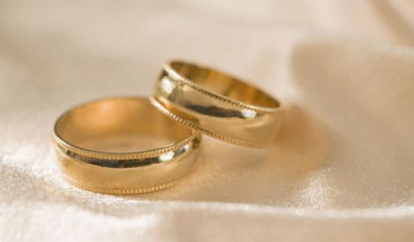 Resmi verilere gre, Trkiye&#8217;de evlilikler en ok austos ve eyll aylarnda gerekleiyor. Ancak bu yl Ramazan Bayram&#8217;nn 17 Temmuz&#8217;a, Kurban Bayram&#8217;nn da 24 Eyll&#8217;e denk gelmesi, yaz aylarnda dnya evine girmek isteyen genleri kara kara dndryor. Nedeni ise halk arasnda yaygn olan, &#8220;ki bayram arasnda dn olmaz&#8221; inan.