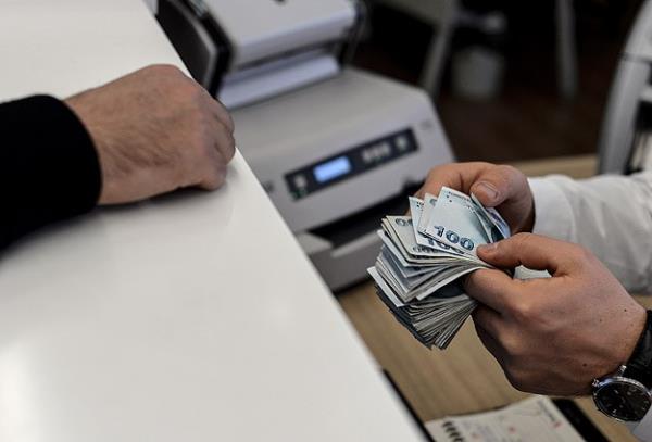 BANKA KREDSYLE KURBAN KESLR M?  <br>Din leri Yksek Kurulu Bakanl, Dini Sorular Cevaplandrma Platformuna gelen ve yaynlanan kurban fetvalarnda peygamber efendimiz adna baz kiilerin bir araya gelip kurban kesemeyecei, kurbann kredi kartyla denmesinde saknca olmad ancak, bankaya ek cret denmesi durumunda faiz nedeniyle bir gnahn sz konusu olduu, banka kredisiyle kurban kesmede ise, faiz nedeniyle gnah oluaca, bu durumda kurban kesmemenin daha uygun olduunu aklad.