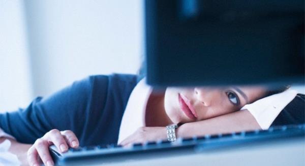 Uzun sreli bilgisayar, akll telefon gibi teknolojik aletlerin kullanm bilgisayar grme sendromu olarak da kabul edilen dijital gz kaslmasna neden oluyor. ABD&#8217;nin Virginia eyaletinde bulunan Grme Konseyi, fiziksel sorunlar en aza indirerek gz salnn korunmasna yardmc olabilecek basit ama etkili yntemleri aklad. Konseye gre, bu ipularn dikkate alarak gz saln korumak mmkn.