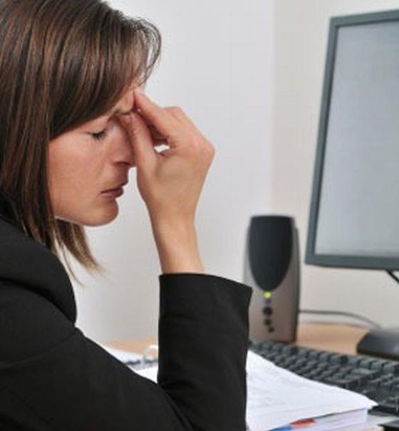 GZLERNZ KIRPIN  <br>  Ekrana bakldnda ou gzlerin kurumasn engelleyen gz krpmak unutuluyor. Gz krpmay hatrlamak zor olsa da srekli gzlerin krplmas gerektii ifade edilerek gzlerin kurumas engellenebilir. Gzlerin kuruluunu engellemek iin kullanlacak gz damlas olduka yararl ve basit bir yntemdir.