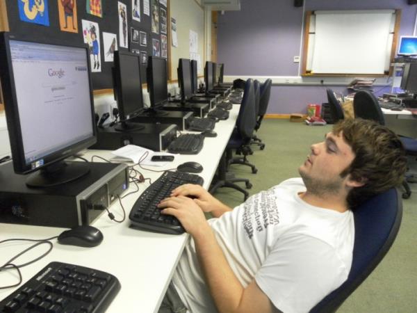 BEYAZ KAIDA BAKIN  <br>  Uzun bir sre ekrana baktktan sonra beyaz bir kada bakarak gzlerinizi dinlendirebilirsiniz. Parlama kart filtreler ve bilgisayarnza ya da bilgisayarnza indirebileceiniz mavi  engelleyen uygulamalar sayesinde gzlerinizi koruyabilirsiniz.