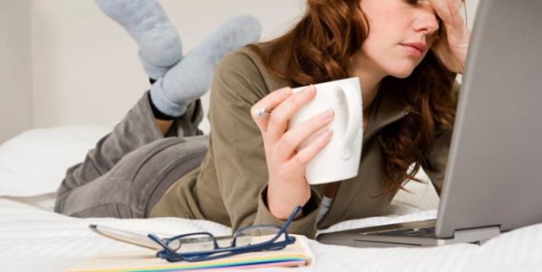 20 KURALINI UYGULAYIN  <br>  20 dakika altktan sonra 20 saniyelik bir mola verin ve bu sre iinde 20 adm atarak evrenizde bulunan nesnelere bakn. Ayn mesafeden uzun bir sre ekrana bakmak, bu srenin ardndan farkl bir noktaya bakldnda gz kaslarnn hareket etmesini engeller. Bunu nleyebilmek iin sk sk evrenizde bulunan nesnelere bakmak gerekir.