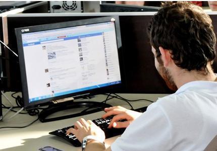 OKUDUUNUZ METN BYTN  <br>  Bilgisayar ya da akll telefonunuzu kullanarak bir metin okuduunuz zaman kendinizi a yapyor ve ekrana daha fazla yaklayorsunuz. Bu durum yorulmanza ve ba ars ekmenize neden oluyor. Metinde yer alan harflerin bykl ve renk ztl okumay kolaylatrarak fiziksel sorunlar yaamanz engeller.