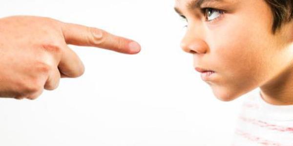 Karne sadece yol gstericidir. Karne alyor olmak yani performansn deerlendirilmesi okula gidiyor olmann doal sonucudur. Bu durumu kiiselletiren anne babalarda cezalandrma, verilen szleri tutmama, ocua istemedii eylerin yaptrlmas gibi davranlar ortaya kabiliyor. Ebeveynler bu tarz tutumlaryla kendilerini baarszln dnda tutmaya altklarn gsteriyor.