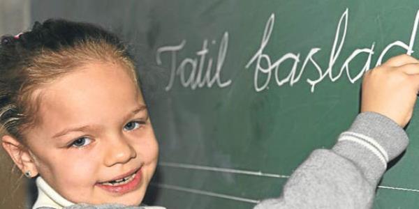 Karneler verildi. Ancak krk notlar yznden karne tatili kabusa dnebiliyor. Zayf notlarn dikkat eksiklii, hiperaktivite, renme gl gibi birok sebepten de kaynaklanabileceini vurgulayan Uzman Psikolog Burcu Suba, &#8220;Karnedeki baary da baarszl da ocuk tek bana gslememeli. Ebeveynler de kendilerine ders karmal. Notlar ne durumda olursa olsun, ocuun mutlaka tatile ihtiyac var. ocukta psikolojik sorunlara yol aabileceinden ceza yntemi uygulamaktan da kann&#8221; dedi ve yaplmas gerekenler hakknda u bilgileri verdi: