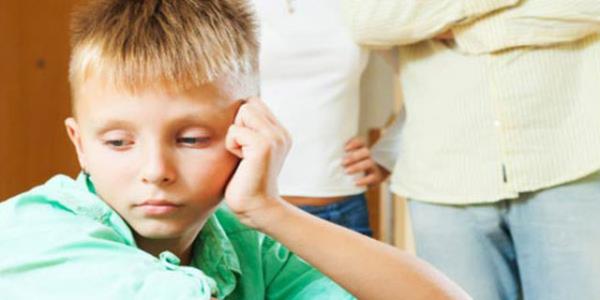 Bu nedenle karnede, notlara indirgenmi baary dikkate almakla birlikte ailenin, bu baarnn sadece ocuklarn ders alma performans ve yatknlyla ilgili olduunu bilmesi gerekiyor.  Karne, renme gl, dikkat eksiklii, hiperaktivite, geliimsel bir takm bozukluklar ve davranm bozukluunun da habercisi olabilir. ocuun baars bu gibi sebepler yznden de dk olabilir. Byle durumlarda mutlaka bir uzmandan yardm alnmal.