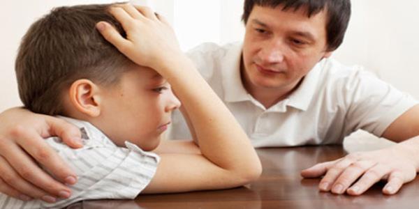 Byle durumlarda arc korumac tutum gstermek de yanltr. ocuklarn okul baarlaryla ilgili konularda eksik ve takviye edilmesi gereken durumlar aileler sadece kendi meseleleri gibi deerlendirmekten kanmaldr. ocuklarn meselenin dnda tutmamallardr. Bu durum onlarn sorumluluk duygunun gelimesine ket vurur. Karnenin sadece ocuun okulda gsterdii performansla ilgili olduunu; zekas, yeterlilii ve kiilii hakknda bir deerlendirme olmadn unutmamak gerekir. Yaplmas gerekenlere ve oluturulacak programa mutlaka ocuk da dahil edilmelidir