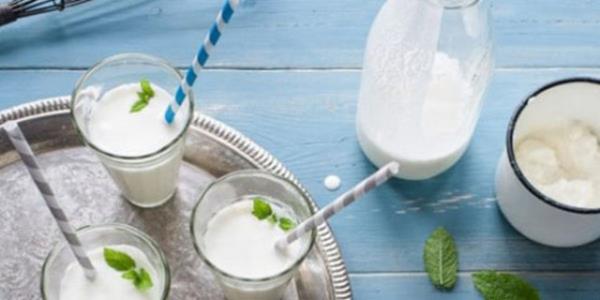 Ayran = En sa�l�kl� i�ecek. Serinletecek so�uk bir i�ecek i�mek istedi�imizde gazl� ve �ekerli i�eceklerle k�yaslanamayacak de�erde bir i�ecek. Soda + ayran olarak t�ketmek �ok yo�un terledi�iniz �ok su kaybetti�iniz d�nemlerin tamamlay�c�s�.