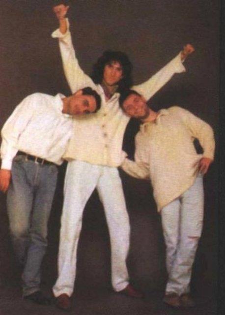 " Tut ki karnm ackt, kedimi yedim" ya da "Biraz roka, beyaz peynir ve kaar zgarada tedirgin bir sazanm" gibi szleriyle dinleyenleri kahkahaya bodu grup.