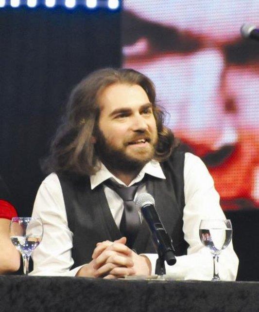 Grup yelerinden Nilgn Onatkut'un olu Uur geen yllarda Trkiye'yi Eurovision yarmasnda temsil eden Yksek Sadakat Grubu'nun yelerinden.