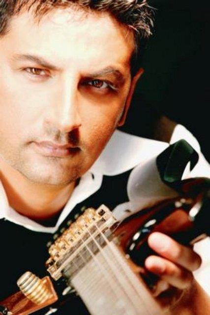 elik Erii de mzik kariyerini srdryor.