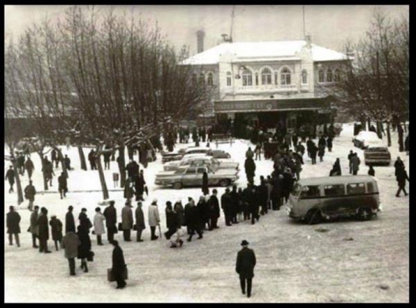 Olumsuz hava ko�ullar� sebebiyle iptal olan vapur seferlerinin ba�lamas�n� bekleyenler, Kad�k�y