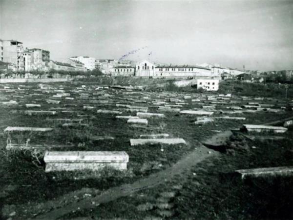 Surp Agop Mezarl���... G�n�m�zde �zerinde �stanbul Radyosu, Harbiye Orduevi ve Hilton var.