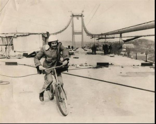 Gazeteci Muammer Tuncer Bo�azi�i K�pr�s�'nden ge�en ilk arac� kullanan ki�i olmak ister... (1973)