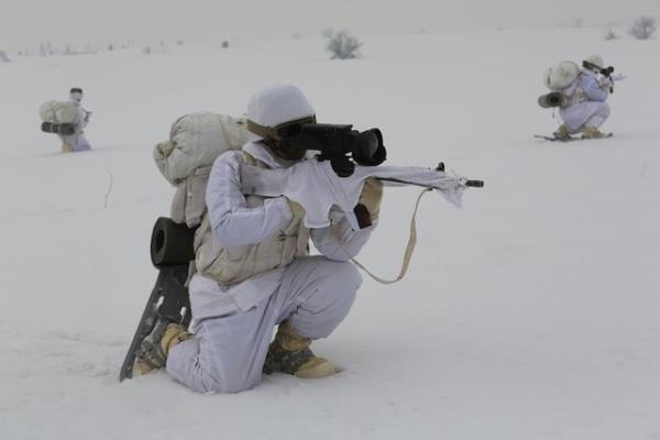 K�ro�lu Da�lar�'nda 50 santimetreyi bulan kar ve s�f�r�n alt�nda 10 derecede iglo yapan komandolar, senaryo gere�i s�zma parkurunda a��r makineli t�fek ate�i alt�nda ba�ar�yla ilerledi.