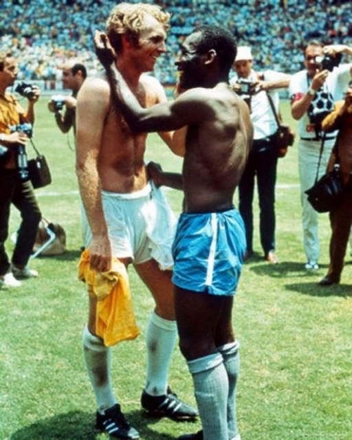 Bobby Moore ve Pele Birbirlerini Kutlarken, 1970 D�nya Kupas�