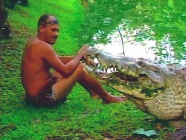 Timsahlarla arkada olan insanlarn cesareti grenleri akna eviriyor...