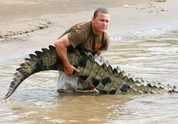 Timsahlarla arkada olan insanlarn cesareti grenleri akna eviriyor...