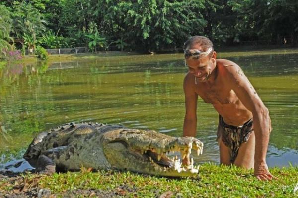 Timsahlarla arkada olan insanlarn cesareti grenleri akna eviriyor...