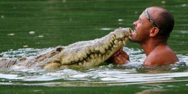 Timsahlarla arkada olan insanlarn cesareti grenleri akna eviriyor...