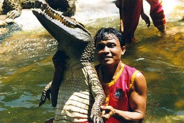 Timsahlarla arkada olan insanlarn cesareti grenleri akna eviriyor...