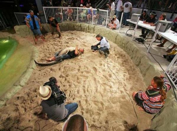 Timsahlarla arkada olan insanlarn cesareti grenleri akna eviriyor...