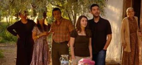 afelek kmaz  <br>  afelek kmaz, 1996-1998 yllar arasnda ve daha sonra ekilen devam blmleriyle 2001 ylnda TRT`de yaynlanm televizyon dizisi.