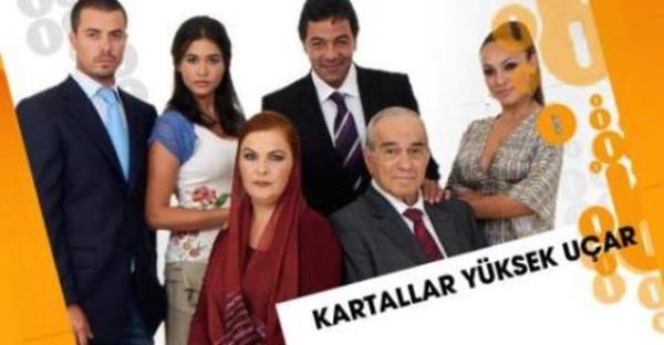 Kartallar Yksek Uar  <br>  1983 ylnda yaynlanan, Atilla lhan&#8217;n senaryosunu yazd dizi. lk yllarndan itibaren arka planda cumhuriyetin geliiminin temel alnd dizi konusu iki ailenin atmasn ilemiti.