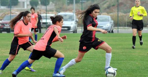 Serenay Akta  <br>Beikta'n kadn futbol takmna transfer olaca konuulan Serenay Akta, Survivor All Star' tercih etti. Instagram hesabndan bir aklama yapan Akta, "22 ubat'ta balayacak olan Survivor All Star'a katlacam netleecek, bu sebeple transferimi durdurup bu sezon sahalardan uzak durma karar aldm" dedi.