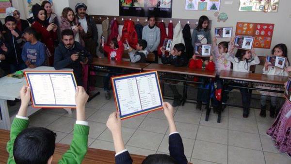 E-karne  E-okul sistemindeki e-karne arac ile karne notlar internetten de renilebiliniyor. Cuma itibariyle smestr tatiline giren renciler de Google'a girip 'e-karne' eklinde aramas yapt.