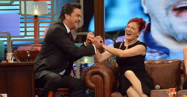 Candan Eretin, Beyaz<br>  Candan Eretin, Beyaz'a cevap vermek iin sonunda canl yaynda stdyoyu bast. Atma canl yaynda mutlu sonla bitti.