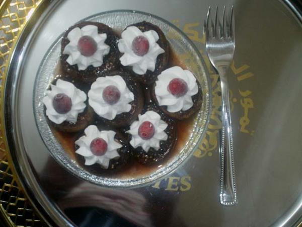 ncir zlerinin tahminen ierdii benzaldehit sebebiyle Japon aratrmalarnda tmrleri klttne dair yaklak yz kadar kayt bulunmaktadr.