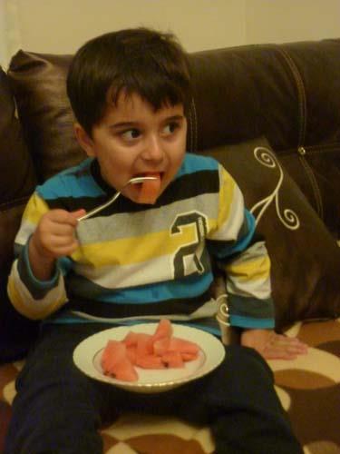 Yediklerinizi zararl hale getiren yediiniz miktarlardr. Bu anlaytan yola karak, zayflamak istiyorsanz gnlk aldnz meyve miktar 3 porsiyonu gememelidir. Meyvenizi elbette karpuzdan yana seebilirsiniz. stelik bir porsiyon meyve iin, taban 3 parmanz geniliinde olan bir karpuz dilimini rahatlkla yiyebilirsiniz.