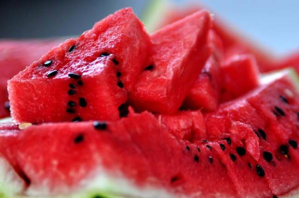 Karpuz dnyann en salkl yiyeceklerinden biri olmasn, su ierii fazlalna, likopen asndan zengin olmasna, A vitamini ve pek bilinmeyen beta kriptokzantin karotenoidi de dahil olmak zere karotenoid seviyesinin yksek olmasna borludur.