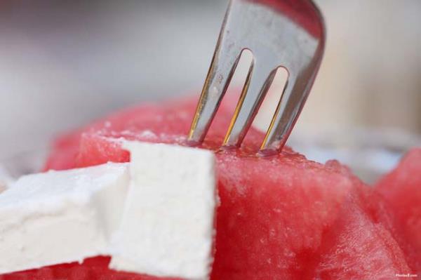 Ancak karpuza dair sylenebilecek tek iyi ey ieriindeki su deildir. Karpuz eitli aratrmalarda prostat kanseri oluumunun azalmasyla ilintili olduu ispatlanan ve likopen olarak adlandrlan muhteem bir karotenoidin de kaynadr.