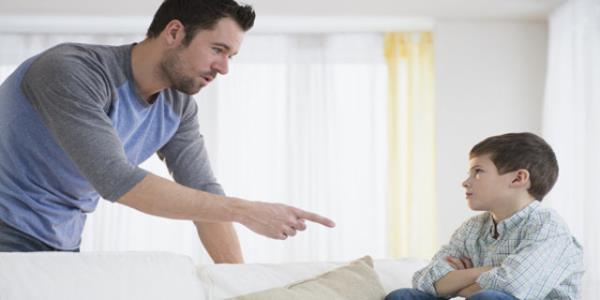 OTORTER VE REDDEDC ANNE BABA  <br>  Bu tr ailelerde ocua kar sevgi ve efkat yok denecek kadar azdr ve eitim konusunda sk bir disiplin vardr. Genellikle ocuk hata yaptnda dayak ve iddet olarak ocukta cezalandrma yoluna gidilir. ocua sz hakk tannmaz, korkuya dayal bir iliki vardr. Bu tr ailelerde byyen ocuklarda antisosyal davranlar, saldrganlk sk grlebilir.