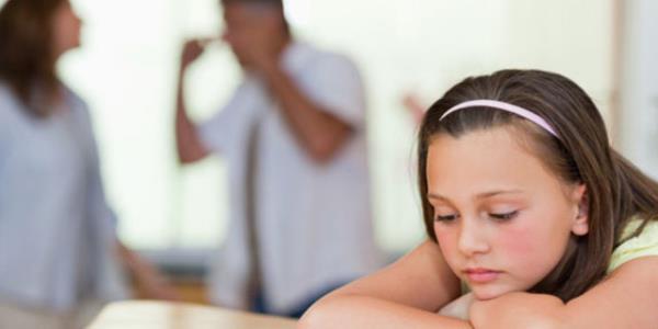 LGISZ VE KAYITSIZ ANNE BABA  <br>  Bu ailelerde ocuun temel ihtiyalar dnda ocukla hi ilgilenilmez. lgisizliin yannda kuralszlk da gzlenmektedir. Bu tip ailelerde ocuk, fiziksel ve duygusal yalnzlk iindedir ve anne baba ocuk arasnda iletiim kopukluu vardr. ocuk, dikkat ekmek iin evresine zarar verici davranlar sergileyebilir. Szl iletiimin yetersizliinden dolay dil geliiminde gecikme ya da konuma bozukluklar ortaya kabilir.