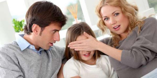 AIRI KORUYUCU ANNE BABA  <br>  Ar koruyucu davranan anne babalarda sevgi ar bir ekilde ifade edilir, disiplin verme, snr izme, kural koyma yok denecek kadar azdr. Ailede ocuun her istedii annda yaplr ve ocua kar ar koruyucu tutum sergilenir. ocuk erikinlik yaamnda sorumluluk tamayan, doyumsuz, drtlerini kontrol edemeyen bir birey haline gelir.