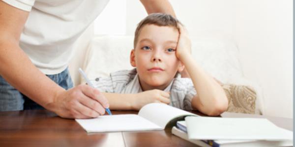 MKEMMELYET ANNE BABA  <br>  Mkemmeliyeti ebeveynler ocuklarn ar severken bir yandan da sk bir disiplin anlayndadr. Ailede baarl olmak, kusursuz olmak, srekli &#8220;doru&#8221; olmak nemlidir. ocuun bir birey olarak geliimi, kendi tercih ve davranlar aile tarafndan desteklenmez. Bu tarz ailede byyen ocuklar gittike daha kaygl olurlar.