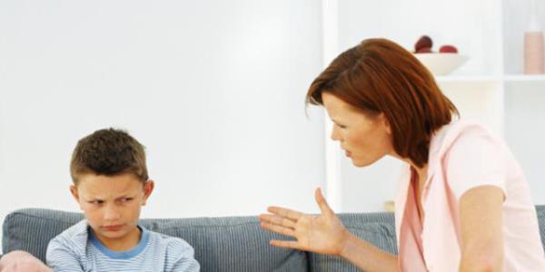 TUTARSIZ ANNE BABA  <br>  Tutarsz ebeveynler anlk ruh deiimlerine gre davranrlar. ocuun bir davran bir gn grmezden gelinirken, baka bir gn ayn davran cezalandrlabilir. Bu durumda ocuk neyin doru neyin yanl olduu konusunda eliki yaar ve ne zaman nerede ne yapacan bilemez. Bu tr ailelerde byyen ocuklar evrelerine kar gvensiz, pheci ve kararsz bir kiilik yaps gelitirebilirler.