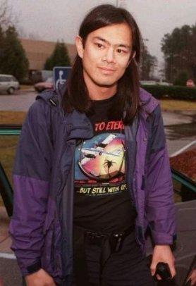 Tsutomu Shimomura Bir beyaz hacker olarak adn Kevin Mitnick`i yakalayan kii olarak duyurdu. FBI ile ibirlii yaparak kendisini zamannda hack`lemi olan Mitnick`ten intikam ald. Her trl cep telefonunu kolaylkla modifiye edebilmesi ile biliniyor. (chip)