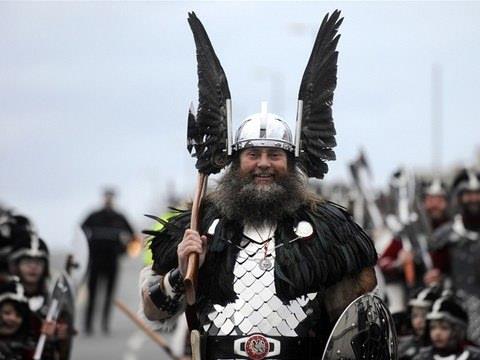 3. Vikinglerin boynuzlu miferleri<br>    Senelerdir filmlerde ve izimlerde Vikingleri hep boynuzlu miferleriyle grmeye almzdr. Bu, Vikingler hakkndaki yanlglardan biri. Bu yanlgya sebep olan ey ise; bir 19. yzyl Wagner operasnn kostm tasarmcs tarafndan boynuzlu miferlerin tasarlanmas
