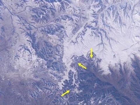 11. in Seddi uzaydan plak gzle grlr<br>  Artk bu hikayeyi anlatmaktan vazgein! (Not: Fotorafta yaklak olarak in Seddi'nin uzaydan nasl grndn grebilirsiniz. Unutmaynz ki bu fotoraf, orjinalinin bytlm halidir. Bu gerei gz nnde bulundurarak, mesafeyi uzaydan bakmay dnecek ekilde bytebilir ve mitin anlamszln fark edebilirsiniz.)